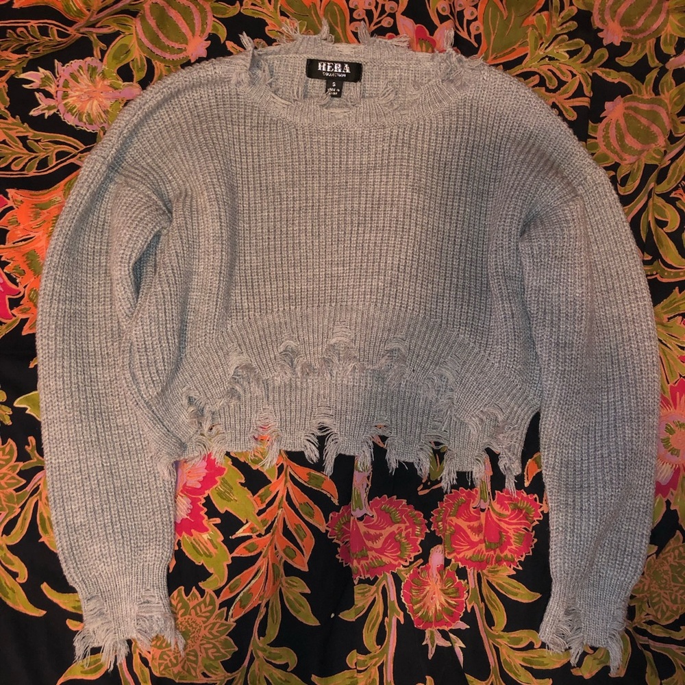 Grey cropped sweater, frayed. Size SMALL. Hera